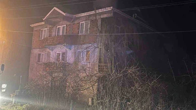 Zonguldak’ta geceyi aydınlatan yangın! Uykuda yakalandılar...