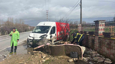 Yağış felaketi getirdi... Panelvan yoldan çıktı, beton duvara ok gibi saplandı!