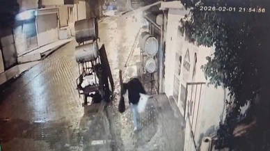 Camdan girdi, kasayı boşalttı! Hırsızlık kamerada, vicdansızlık ortada...