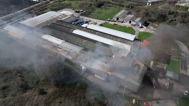 Sakarya’da şeker fabrikasında korkutan yangın! Gökyüzü simsiyah, görüş mesafesi sıfır...