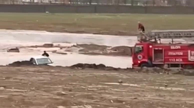 Bir sağanak, iki mahsur hayat... Silopi’de yollar göle döndü, umut itfaiyeye kaldı!