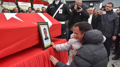 Umut’un ardından kalan en ağır yük... Minik eller türk bayrağındaki babasına dokundu, yürekler yandı!