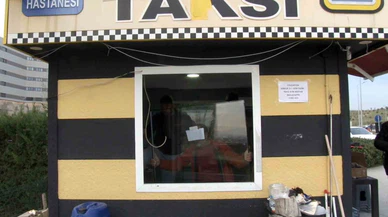 1 dakikalık bekleyiş, 150 bin liralık öfke patlaması... Taksiye binemeyince ortalığı savaş alanına çevirdi!