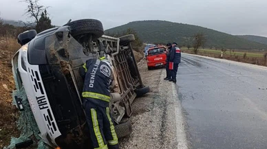 Denizli’de yürekleri ağza getiren kaza... Servis yan yattı, trafik kilitlendi!