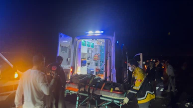 Şiddetli çarpışma, 5 yaralı... Takla atıp su kanalına savruldu!