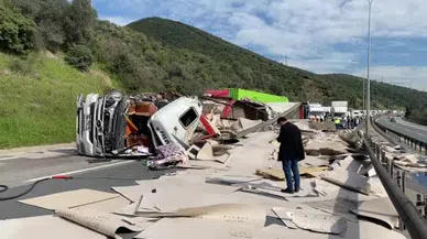 Devrilen tır, dağılan yük, kilometrelerce kuyruk... TEM’de zincirleme panik!