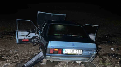 Uşak yolunda saniyeler yetti... 5 metre uçtu, hurdaya döndü!