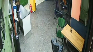 Bir elinde mouse, diğerinde bıçak... 17 yaşındaki çocuğun arkadaşına saldırdığı anlar ortaya çıktı!