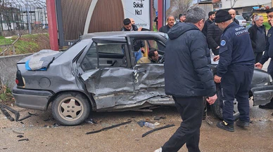 İnegöl’de facianın eşiğinden dönüldü: Araç savruldu, can pazarı yaşandı!