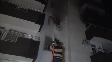 Bir anda alev topuna döndü! Daireden geriye enkaz kaldı