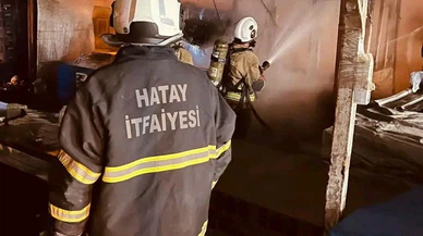 Hatay’da alevler acımadı, baraka işyerinden geriye küller kaldı!