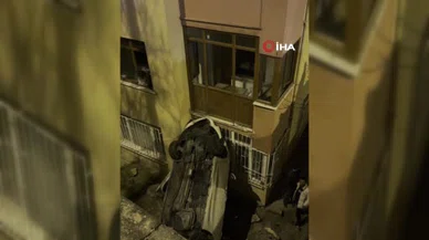 Avcılar’da film sahnesi gibi kaza... Kontrol kayboldu, otomobil bahçeye uçtu!