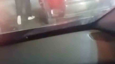 Tekme attı, ehliyetten oldu! Kadın sürücünün saldırısı anbean kamerada...