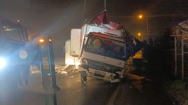 İstanbul'da direksiyon hakimiyeti kayboldu, 8 ton hamsi asfalta savruldu! E5’teki balık yağmuru kamerada...