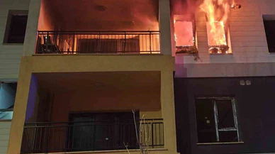Hatay'da geceyi aydınlatan yangın! Bir daire alevlere boğuldu