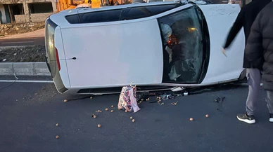 Denizli yolunda film gibi kaza... Direk devrildi, araçlar savruldu!