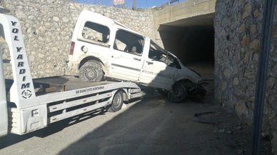 Isparta'da köprü bitti, yol değil uçurum başladı... 5 metreden taklalar atan araç alt geçide çakıldı!