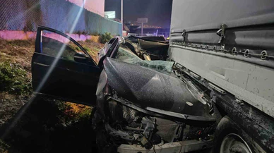 Geceyi kana bulayan çarpışma... Otomobil tıra ok gibi girdi!