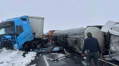 Kars’ta kar ve sis felaketi getirdi! Tanker devrildi, yol zifte boğuldu...