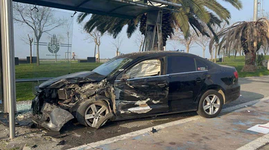 Kırmızı ışık ihlali pahalıya patladı! Kartal’da kontrolden çıkan araç durağa daldı