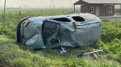 Saniyelik hata, takla üstüne takla... Kartepe’de savrulan araç tarlaya çakıldı!