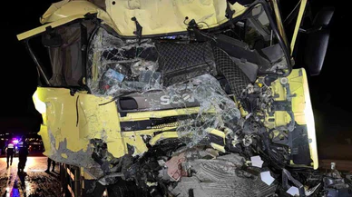 Konya’da yürek sızlatan kaza: Kamyon tırın dorsesine ok gibi saplandı!