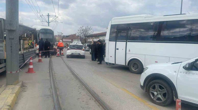 Eskişehir’de minibüsle çarpışan tramvay raydan fırladı!