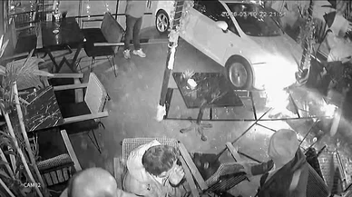 İzmit’te akşam keyfi kabusa döndü! Otomobilin kafenin içine uçtuğu anlar kamerada...