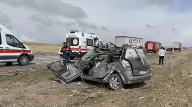18 yaşındaki sürücünün yolculuğu kabusa döndü! Tıra çarpan otomobil şarampole uçtu