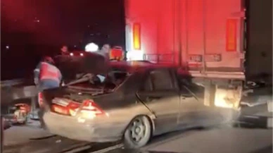 Sapanca geçişinde nefes kesen kaza... Kontrolden çıkan araç tıra ok gibi saplandı!