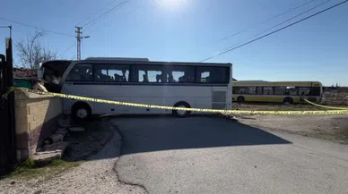 Konya’da ortalık savaş alanına döndü: Servis otobüse daldı, 20 kişi yaralandı!