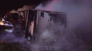 Yola çıktı, alevlere teslim oldu! Narenciye yüklü tırdan geriye demir yığını kaldı