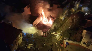 Üsküdar’da geceyi kızıl korku sardı! Tarihi yapı alevlere teslim oldu