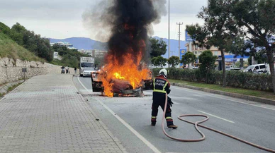 Kuşadası’nda kabus gibi dakikalar: İki otomobil peş peşe alevlere teslim oldu