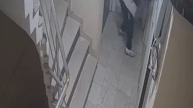 Hırsız değil intikamcı! Giremediği evin kapısına tuvaletini yapıp kaçtı