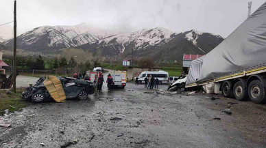 Yağış felaketi getirdi: Tatvan'da tır otomobili biçti, can kayıpları var...