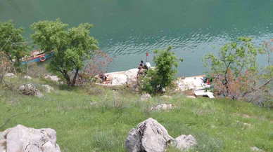 Unuttuğu eşyası için geri dönmüştü... Fırat Nehri'nde saniyeler içinde kayboldu