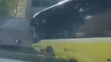 İETT şoförü kaldırıma çıktı: Yolcular tahliye edildi