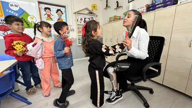 Felaketten mucizeyle kurtulan öğretmen sınıfta!