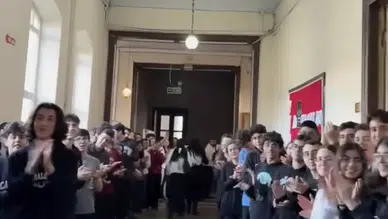 Öğretmenlerini sevgiyle karşıladılar: Cağaloğlu’ndan örnek davranış