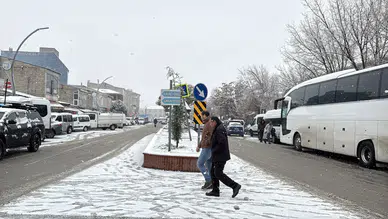 Muradiye ve Çaldıran’da kar yağışı sabah saatlerinde sürpriz oldu!