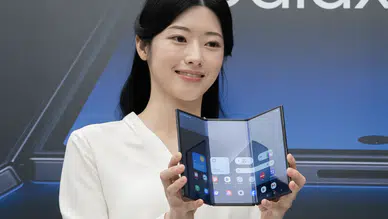 Samsung üçe katlanan ilk telefonunu tanıttı