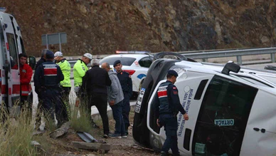 Fethiye’de şoför direksiyonu bırakmadı ama... Minibüs yol yerine yan gitti!