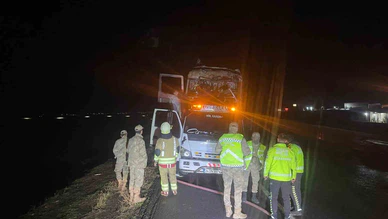 Nusaybin–Cizre yolunda tır yangını: Geriye demir yığını kaldı!