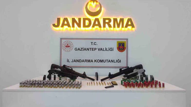 tüfekler, tabancalar, kılıçlar... O evde yok yok!