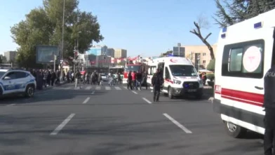 Trafik ışığında kâbus! Otomobil kalabalığa daldı...