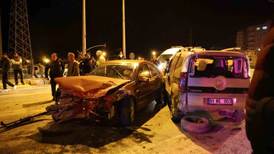 Binmeye kıyamıyordu... Baba yadigarı otomobil kazada hurdaya çıktı!