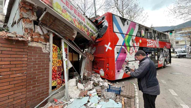 Bursa’da tur otobüsünün freni boşaldı: Araç ve manava çarparak durabildi!