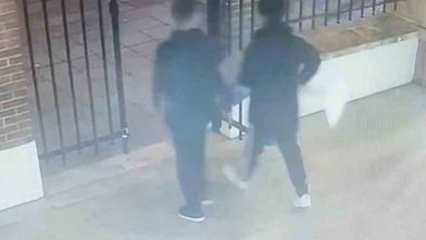 Camiye girdiler, ellerini dua için değil hırsızlık için açtılar! Kadıköy'deki o anlar kamerada...