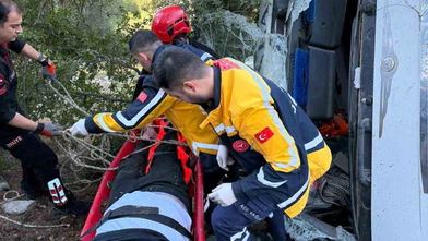 Kahramanmaraş’ta kamyon uçuruma yuvarlandı: Sürücü yaralı kurtarıldı!